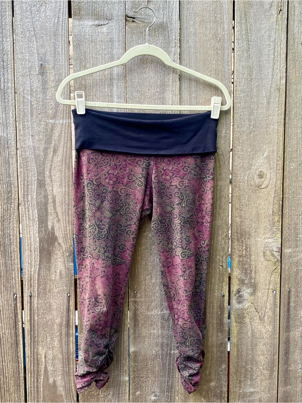 Women's Plum Patterned Capri Leggings - Om Gaia Tree